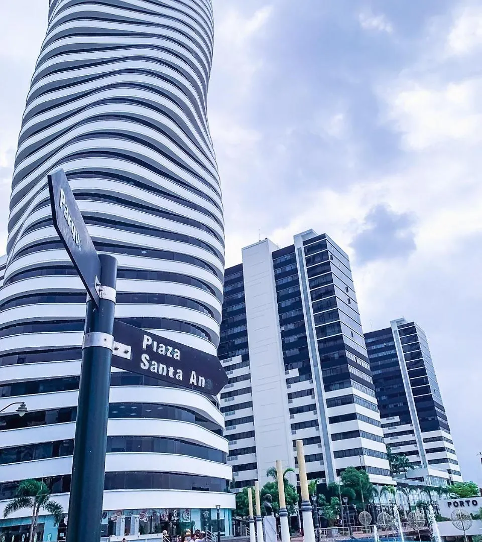 2 Dormitorios Vista Lateral Al Rio, Parqueo Guayaquil Apartment